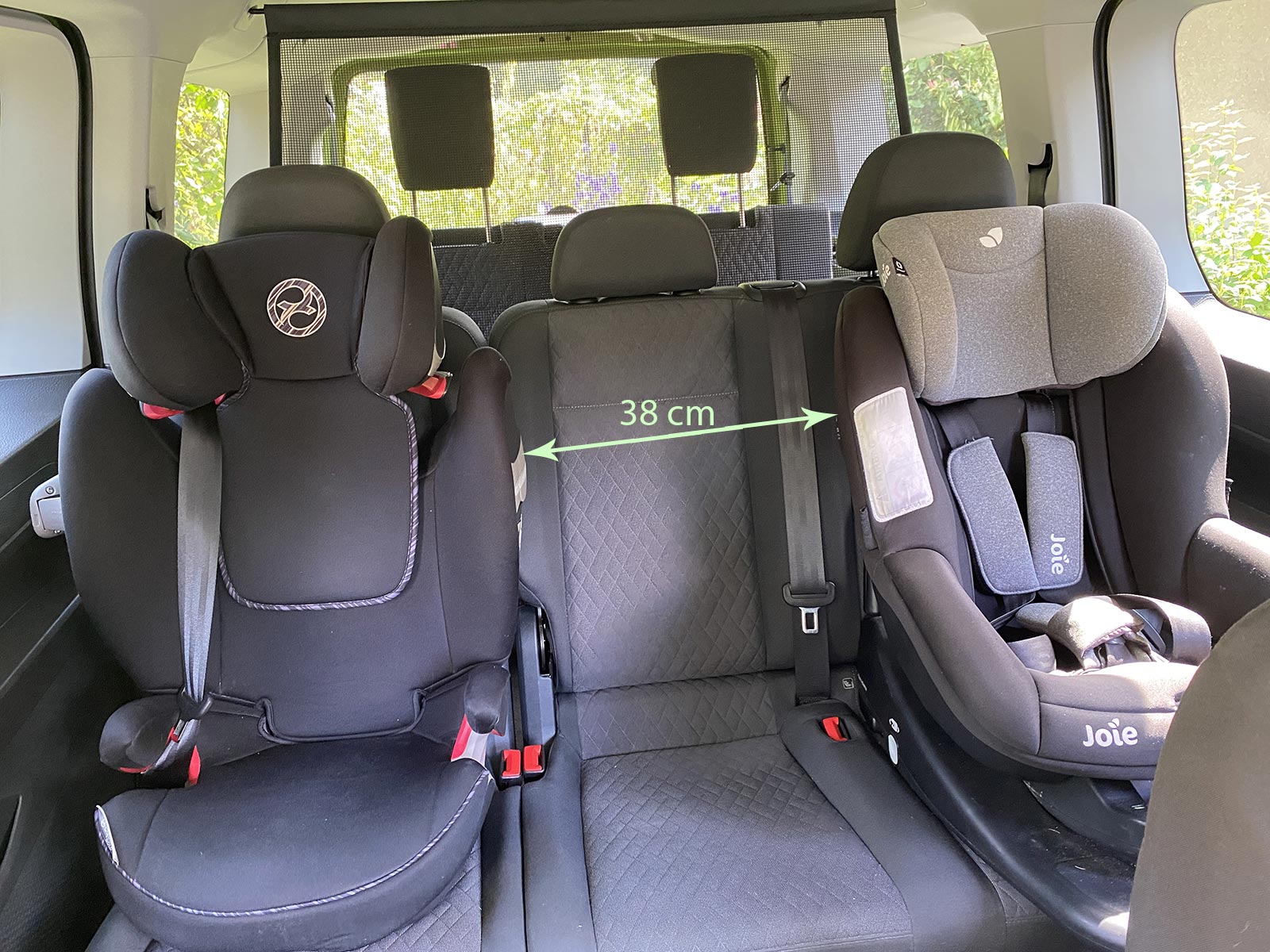 Zbývající prostor mezi dvěma autosedačkami ve Volkswagenu Caddy