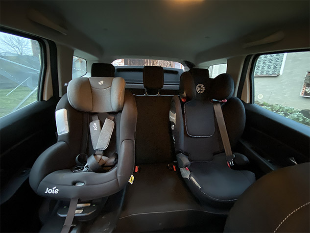 Zbývající prostor mezi dvěma autosedačkami v Dacii Duster