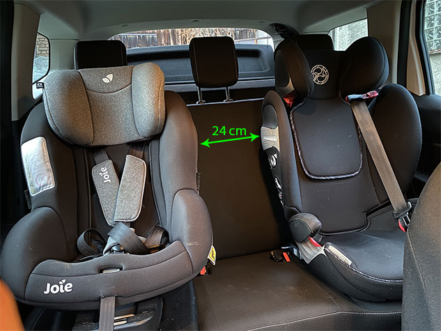 Zbývající prostor mezi dvěma autosedačkami v Dacii Duster