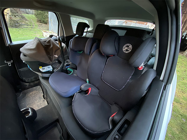 Vajíčko bez isofixu a dvě větší sedačky bez isofixu vedle sebe v Dacii Duster