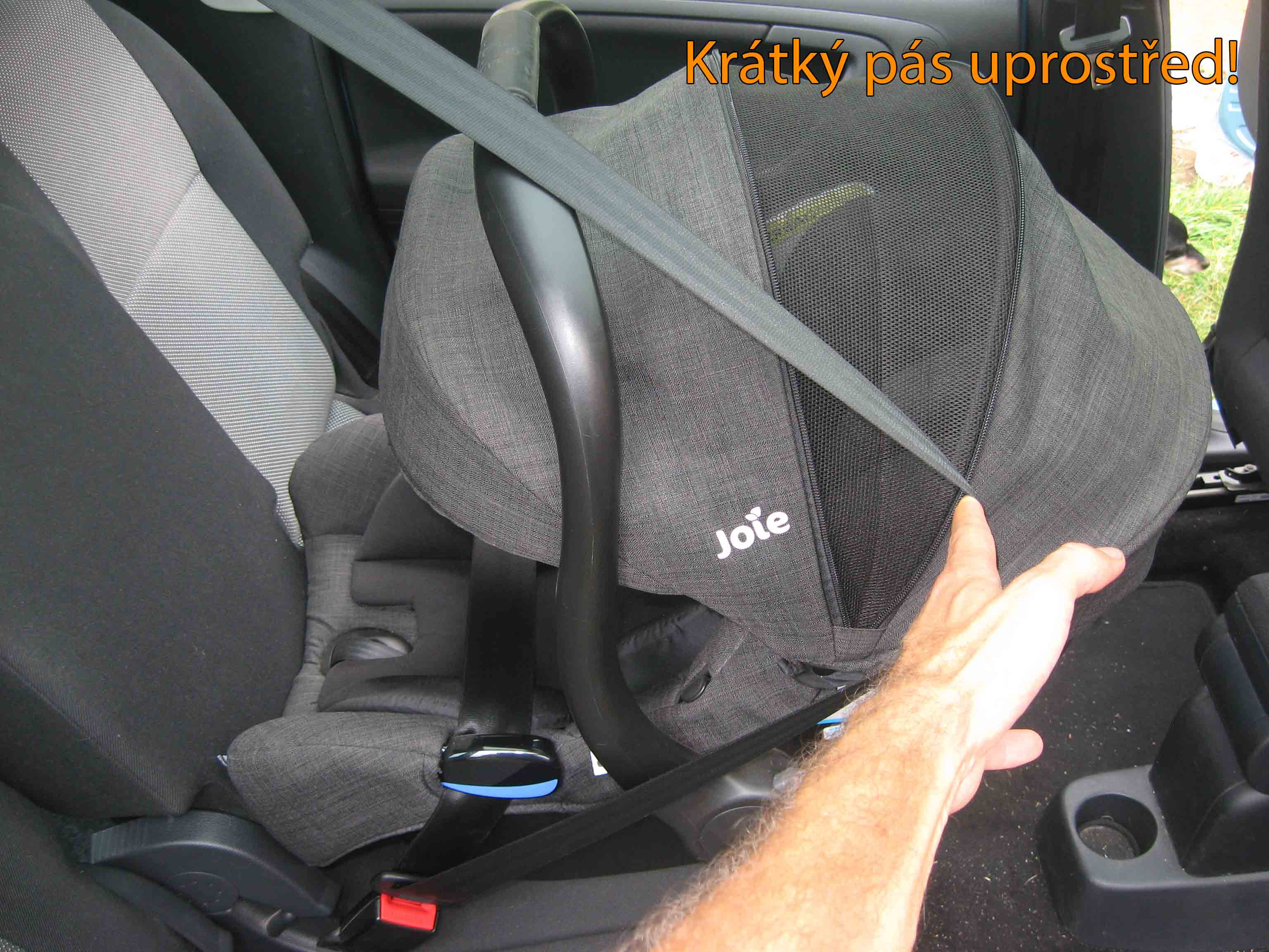 Vajíčko na prostředním sedadle - krátký pás