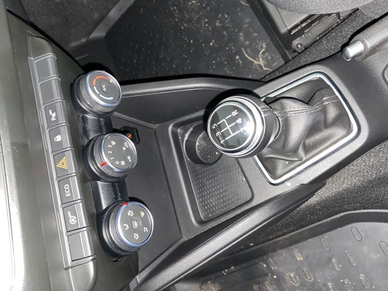 Dacia Duster 2. generace před faceliftem, černý interiér