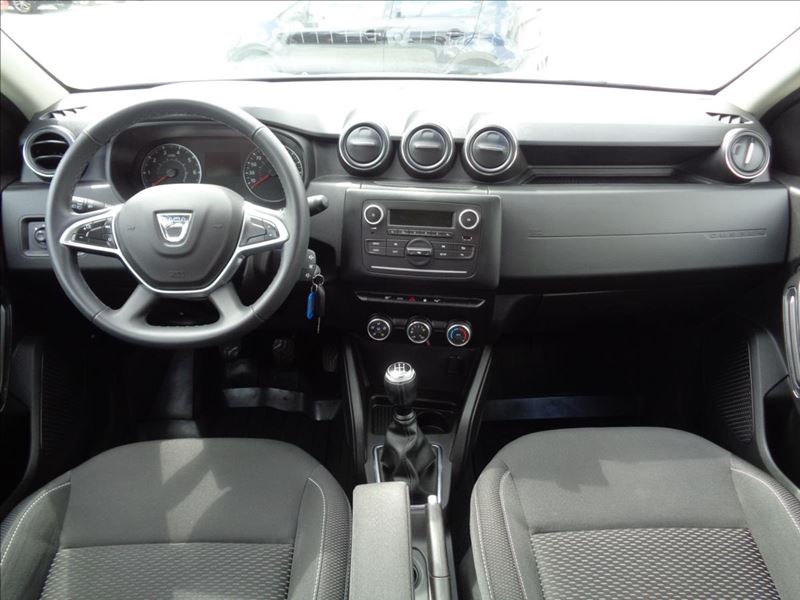 Dacia Duster 2. generace před faceliftem, černý interiér