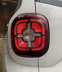 Rozsvícené zadní světlo v Dacii Duster II