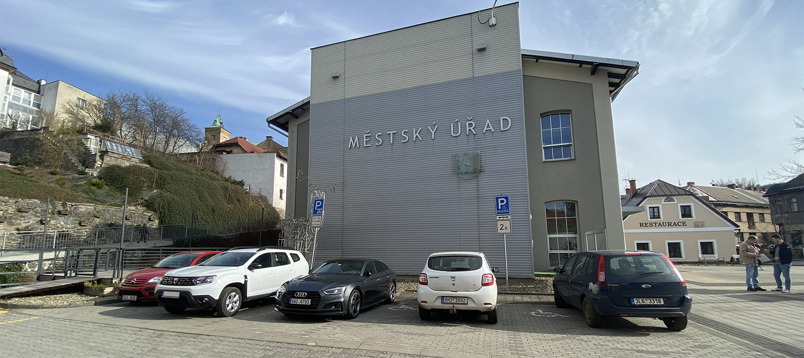 Prodaná Dacia Duster před městským úřadem