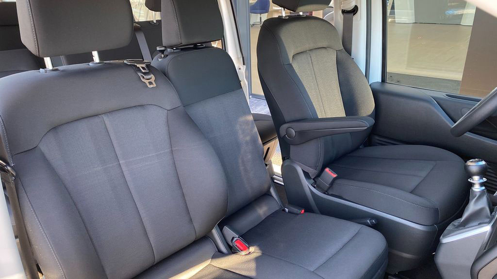 Hyundai Staria Tour Comfort - sedadlo řidiče s loketní opěrkou