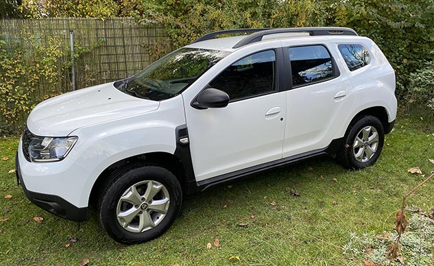 Bílá Dacia Duster 2. generace před faceliftem