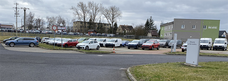 Parkoviště nových vozů u prodejce Volkswagen v Chebu