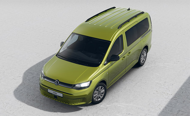 Volkswagen Caddy Maxi Life z roku 2024 v zelené metalíze Golden