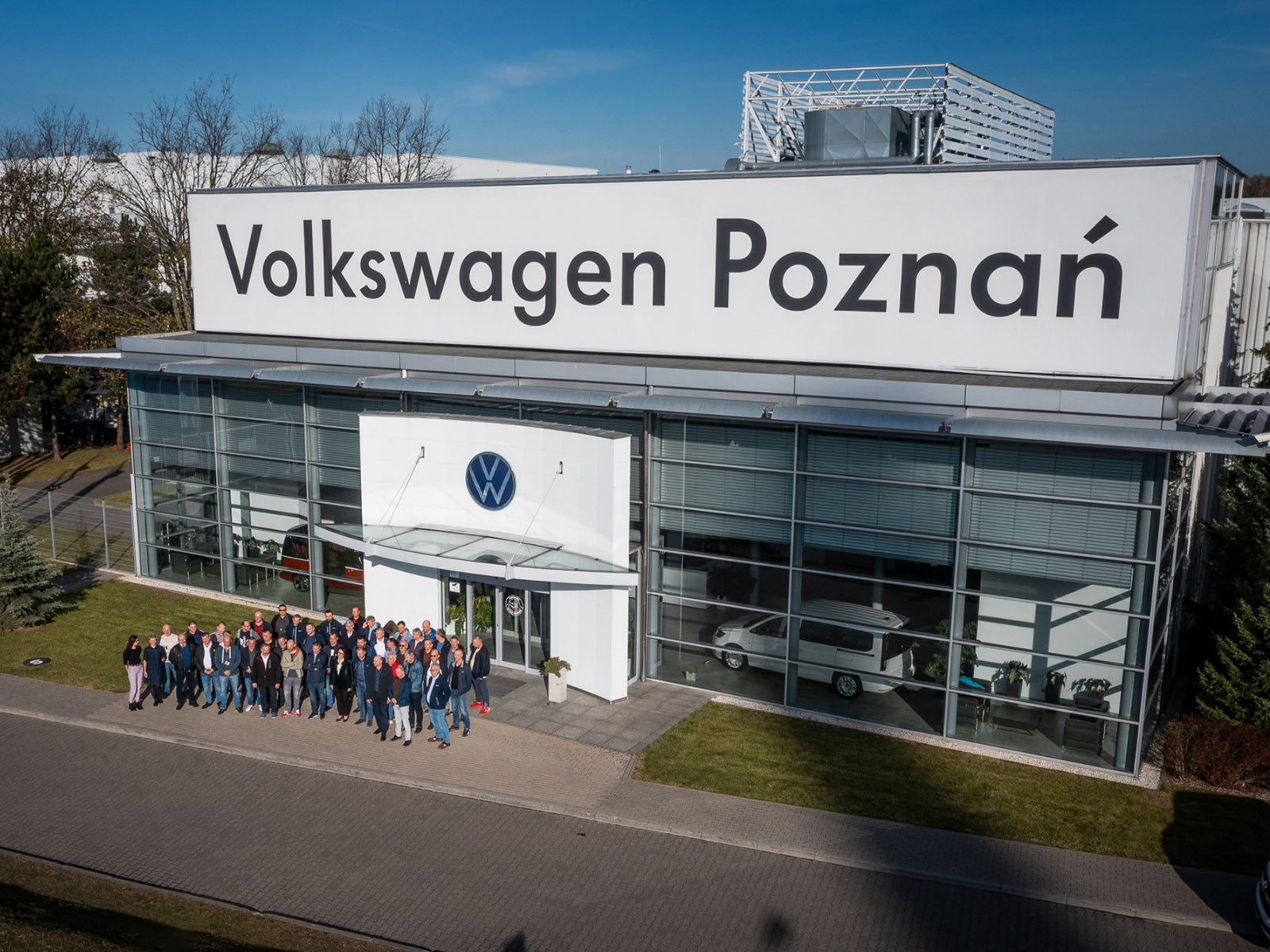 Oficiální fotografie před VW Poznaň