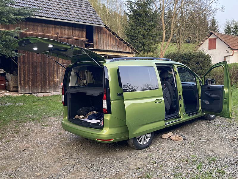 VW Caddy na dvoře