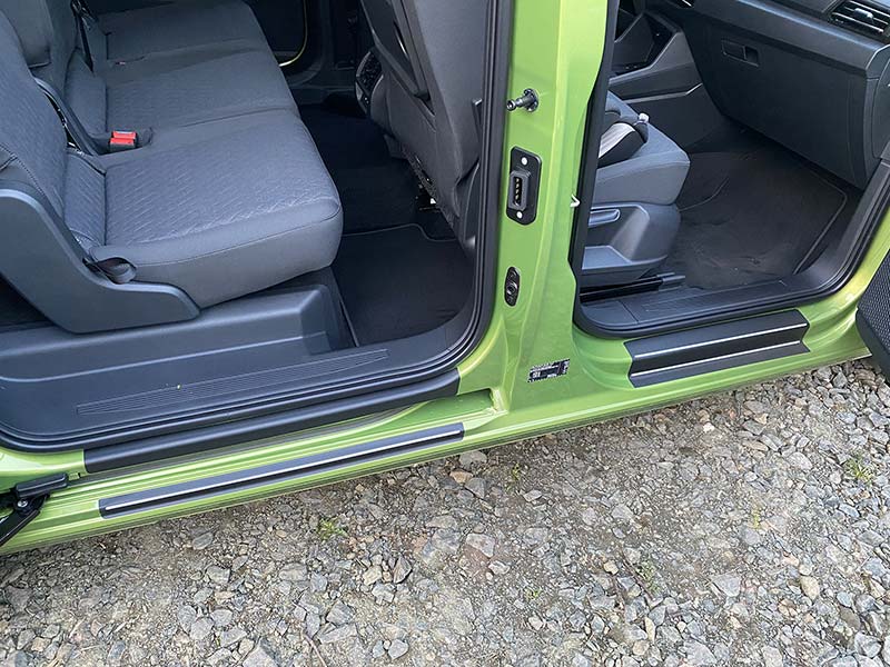 Černé prahové fólie na VW Caddy 5