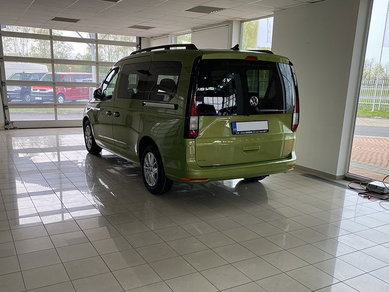 VW Caddy na předávacím místě v showroomu