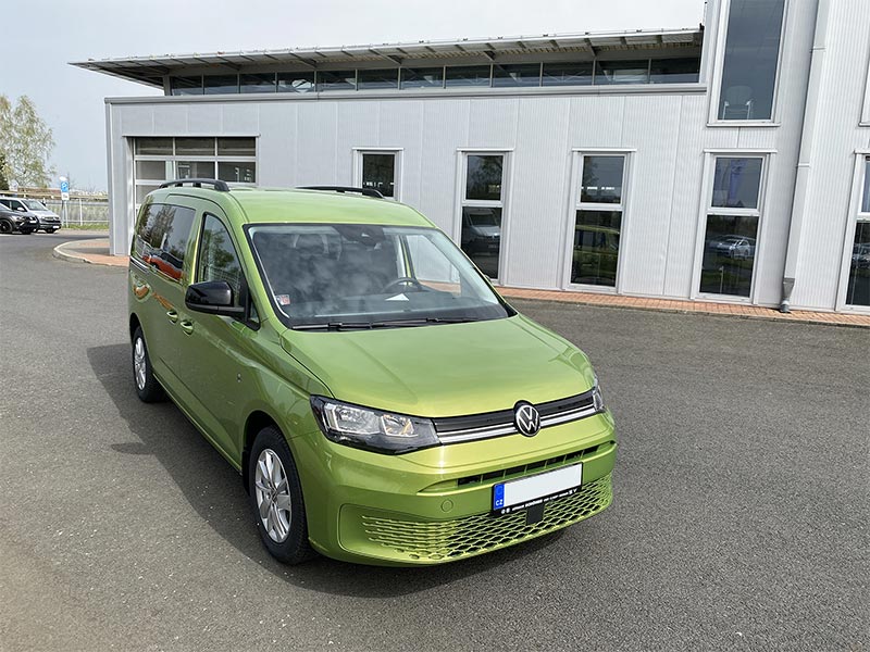 VW Caddy před dealerstvím