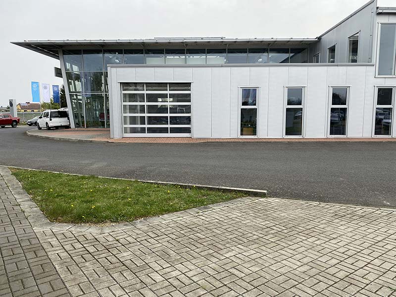 Vrata vedoucí z předávacího místa v showroomu VW Cheb