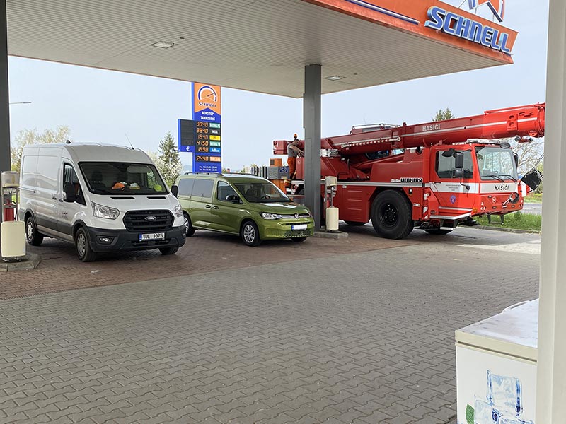 VW Caddy na pumpě v Chebu