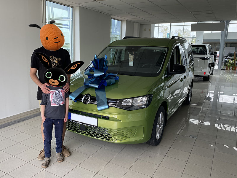 Společná fotka s VW Caddy v showroomu