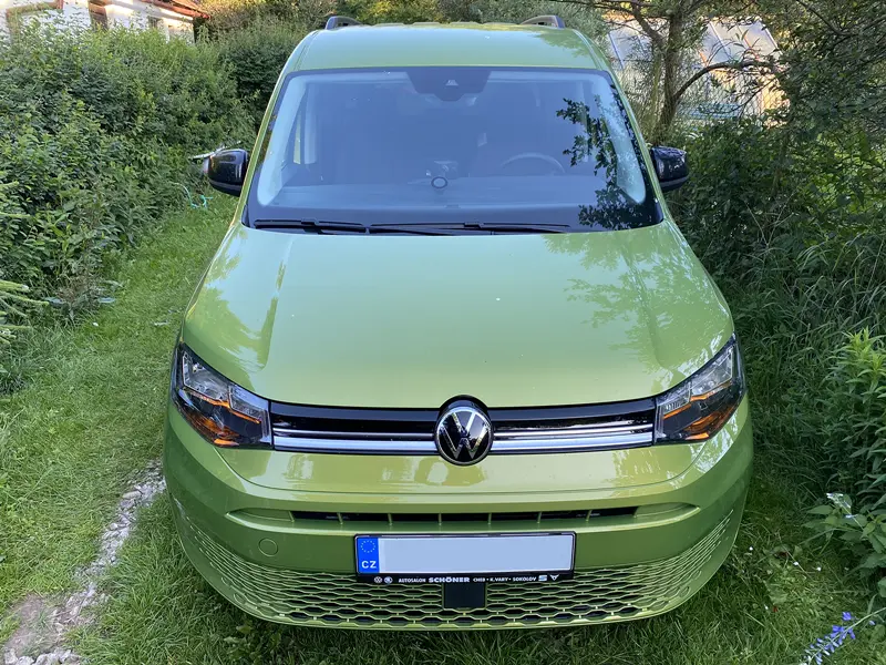 Volkswagen Caddy Maxi Life 5. generace, modelový rok 2024, zelená metalíza Golden