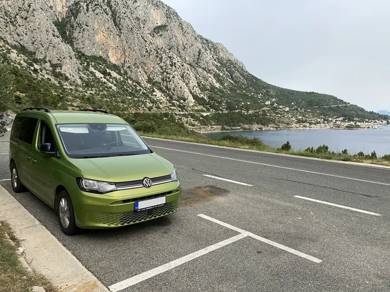 Volkswagen Caddy Maxi Life 5. generace, modelový rok 2024, zelená metalíza Golden