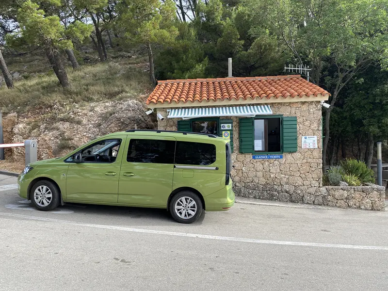 Volkswagen Caddy Maxi Life 5. generace, modelový rok 2024, zelená metalíza Golden