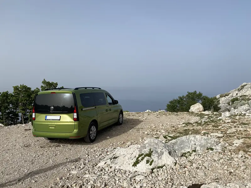 Volkswagen Caddy Maxi Life 5. generace, modelový rok 2024, zelená metalíza Golden