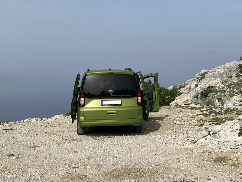 Volkswagen Caddy Maxi Life 5. generace, modelový rok 2024, zelená metalíza Golden
