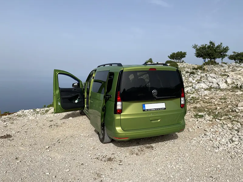 Volkswagen Caddy Maxi Life 5. generace, modelový rok 2024, zelená metalíza Golden