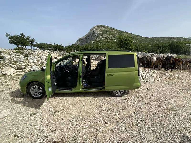 Volkswagen Caddy Maxi Life 5. generace, modelový rok 2024, zelená metalíza Golden