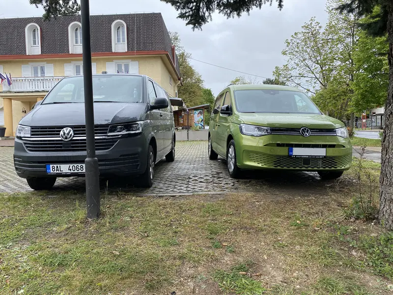 Volkswagen Caddy Maxi Life 5. generace, modelový rok 2024, zelená metalíza Golden
