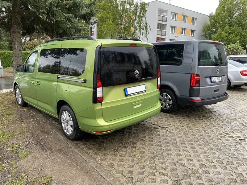 Volkswagen Caddy Maxi Life 5. generace, modelový rok 2024, zelená metalíza Golden