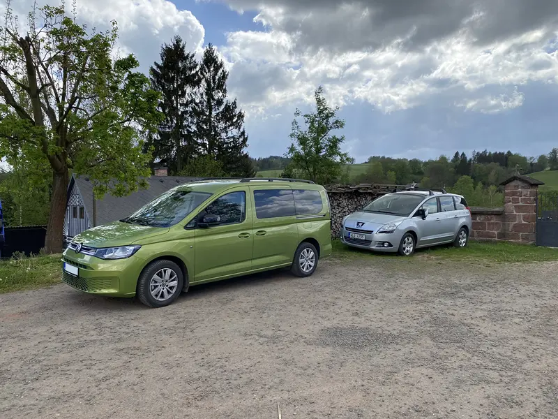 Volkswagen Caddy Maxi Life 5. generace, modelový rok 2024, zelená metalíza Golden