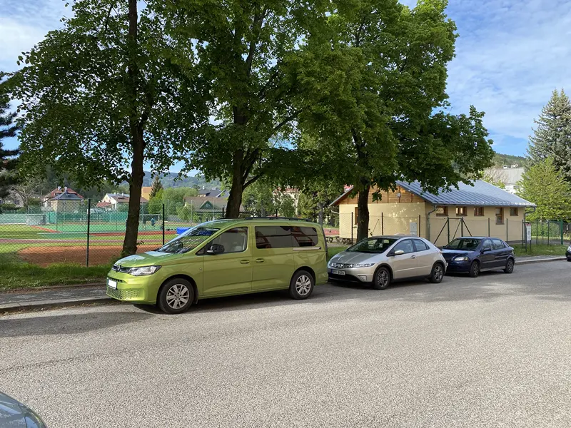 Volkswagen Caddy Maxi Life 5. generace, modelový rok 2024, zelená metalíza Golden