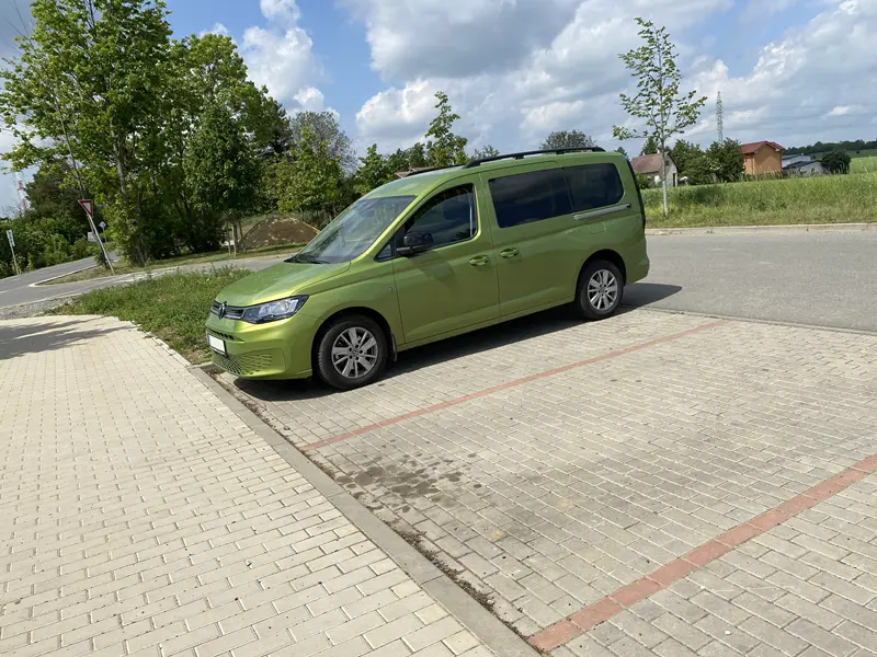 Volkswagen Caddy Maxi Life 5. generace, modelový rok 2024, zelená metalíza Golden