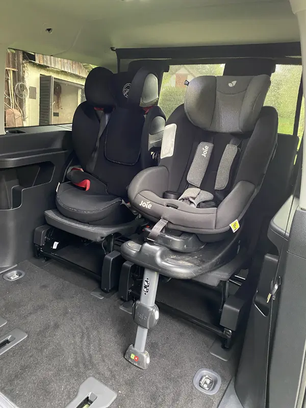 Autosedačky ve třetí řadě sedadel Volkswagenu Caddy
