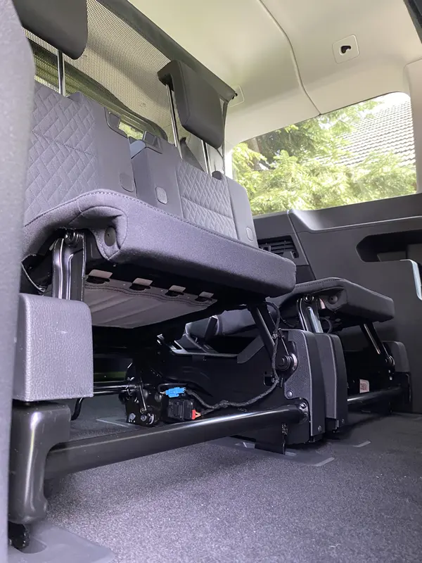 Černý interiér Volkswagenu Caddy Maxi Life 5. generace, modelový rok 2024, potahová látka Trialog