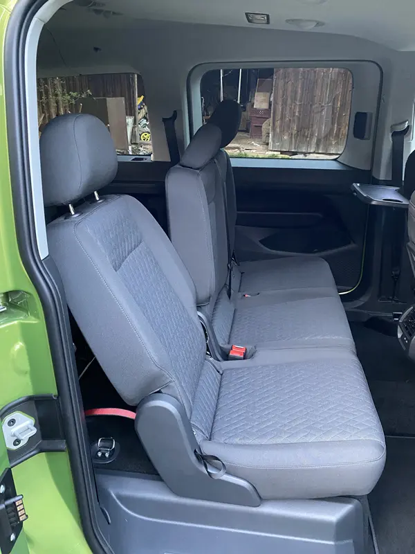 Černý interiér Volkswagenu Caddy Maxi Life 5. generace, modelový rok 2024, potahová látka Trialog