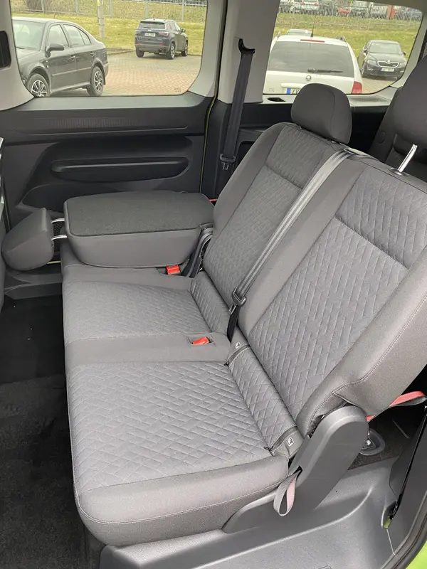 Černý interiér Volkswagenu Caddy Maxi Life 5. generace, modelový rok 2024, potahová látka Trialog