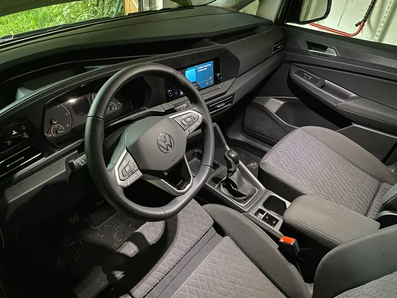 Černý interiér Volkswagenu Caddy Maxi Life 5. generace, modelový rok 2024, potahová látka Trialog