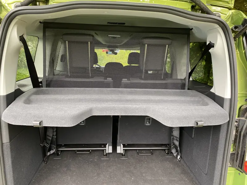 Černý interiér Volkswagenu Caddy Maxi Life 5. generace, modelový rok 2024, potahová látka Trialog