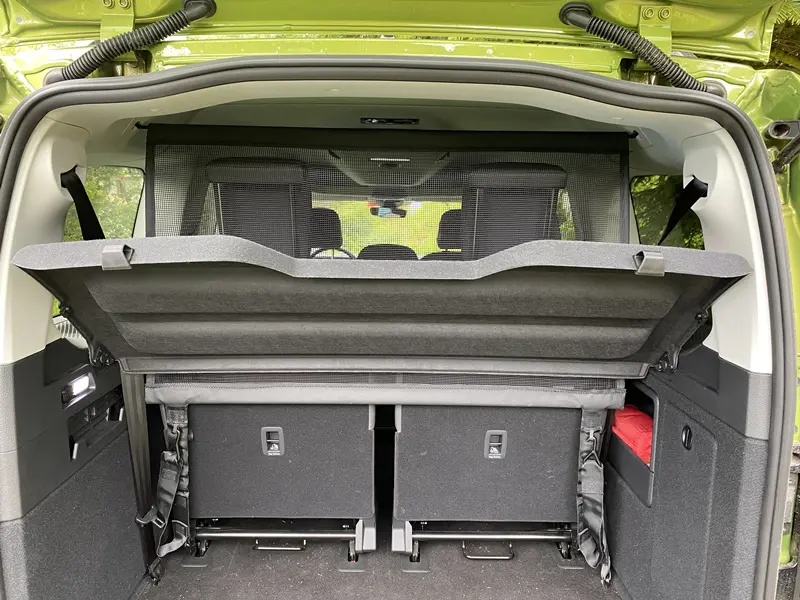 Černý interiér Volkswagenu Caddy Maxi Life 5. generace, modelový rok 2024, potahová látka Trialog