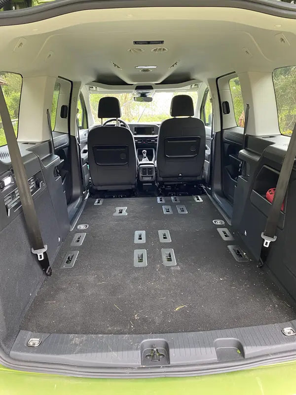 Černý interiér Volkswagenu Caddy Maxi Life 5. generace, modelový rok 2024, potahová látka Trialog