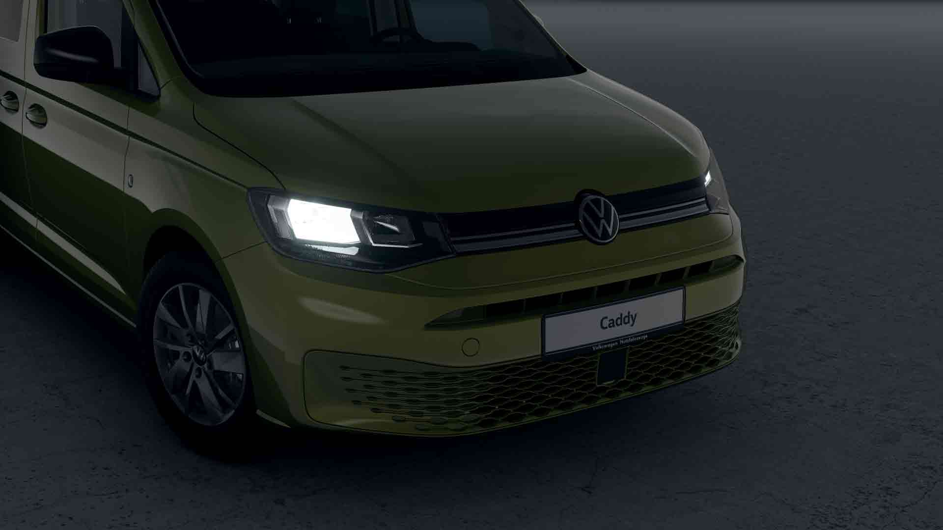 VW Caddy Maxi Life 2022 zelená Golden - rozsvícená halogenová přední světla H7