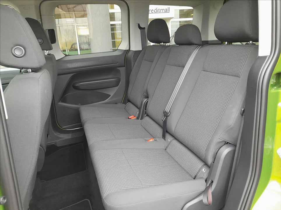 Druhá řada sedadel ve Volkswagenu Caddy 5. generace (2020)