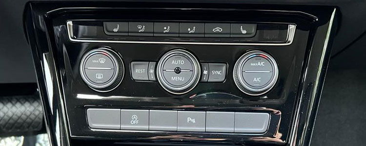 Panel klimatizace s otočnými ovladači