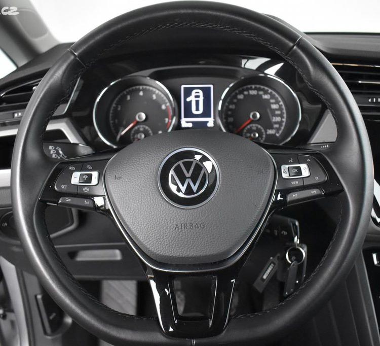 Starý volant ve Volkswagenu Touran