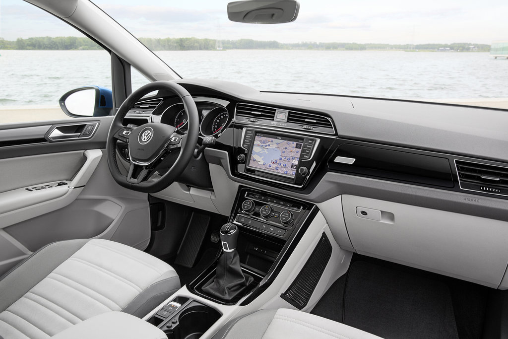Volkswagen Touran - světlý interiér