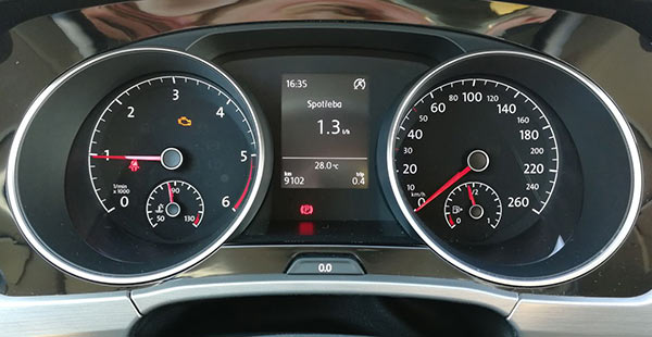 Kaplička přístrojů s analogovými budíky
